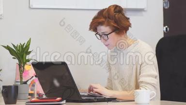 集中精力的女商人戴着眼镜，深夜在办公室里用电脑工作。